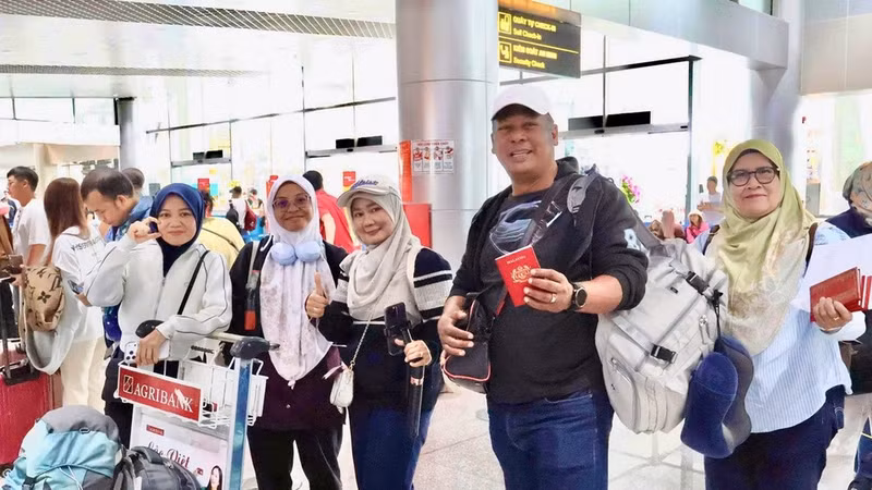 El Aeropuerto Internacional de Lien Khuong recibe su primer vuelo internacional desde Malasia tras reanudar operaciones.