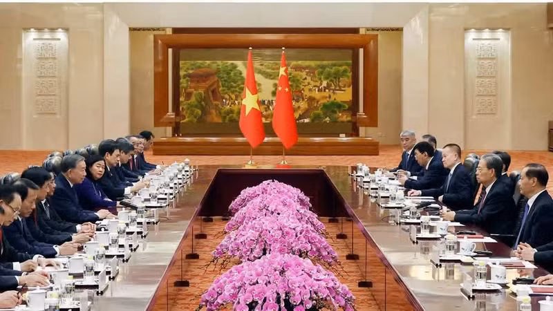 Encuentro entre el secretario general del Partido Comunista y presidente de Vietnam, To Lam, y Zhao Leji, miembro del Buró Político del Comité Central del Partido Comunista de China y presidente del Comité Permanente de la Asamblea Popular Nacional. (Foto: VNA)