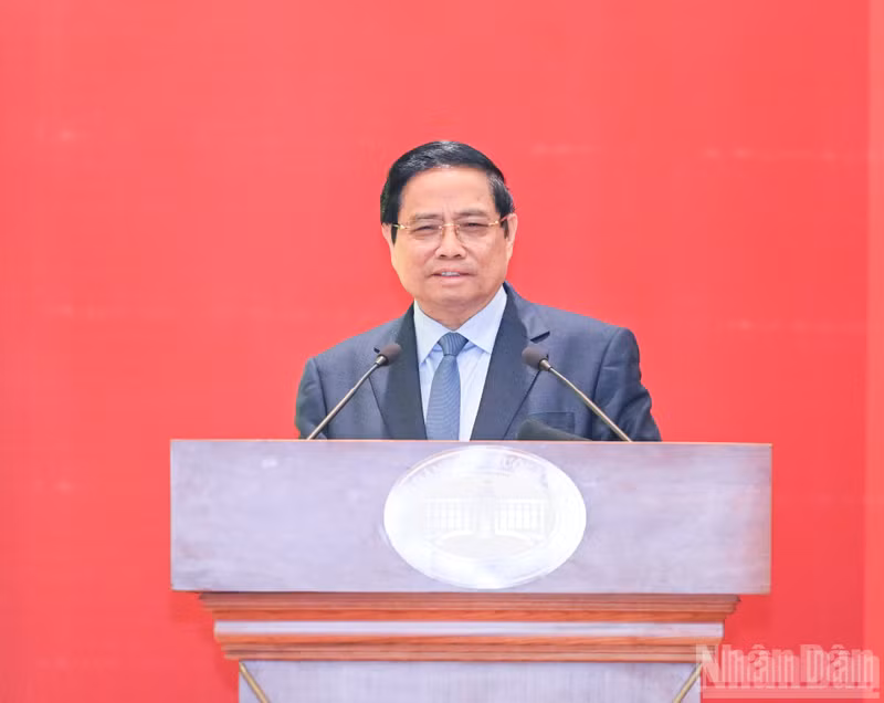 El premier Pham Minh Chinh toma la palabra en la cita.