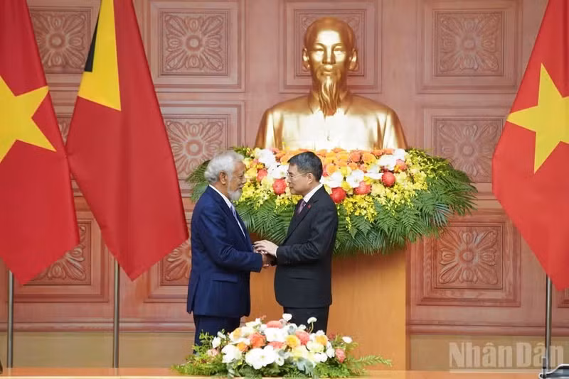 El primer ministro vietnamita, Le Minh Hung (derecha), y su homólogo timorense, Kay Rala Xanana Gusmão. (Foto: Nhan Dan)