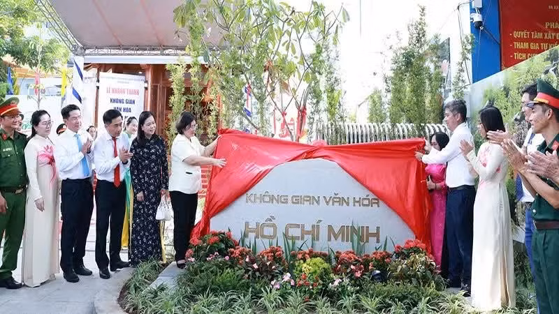 Dirigentes de Ciudad Ho Chi Minh asisten a la inauguración del Espacio Cultural Ho Chi Minh en el barrio de Binh Hung Hoa. 