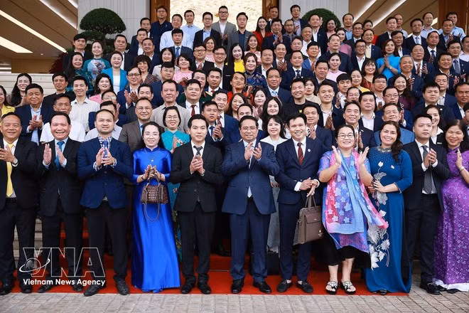 El primer ministro Pham Minh Chinh y los delegados (Fuente: VNA)