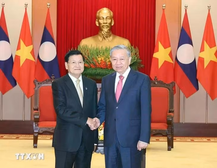 El secretario general del Partido Comunista de Vietnam, To Lam, y el secretario general del Partido Popular Revolucionario y presidente de Laos, Thongloun Sisoulith, en Hanói en octubre de 2025. (Fuente: VNA)