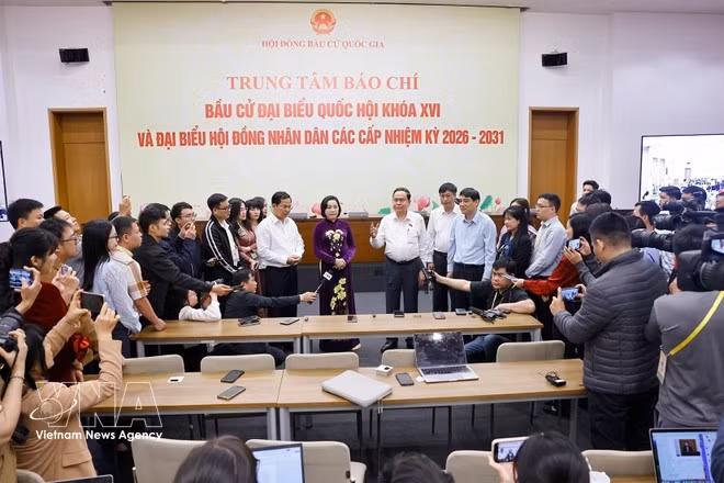 El presidente de la Asamblea Nacional (AN) y del Consejo Electoral Nacional (CEN), Tran Thanh Man, visita el centro de prensa. (Fuente: VNA)