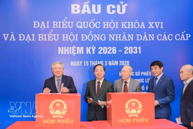 El viceprimer ministro permanente Nguyen Hoa Binh, el viceprimer ministro Tran Hong Ha y delegados en el evento. (Fuente: VNA)