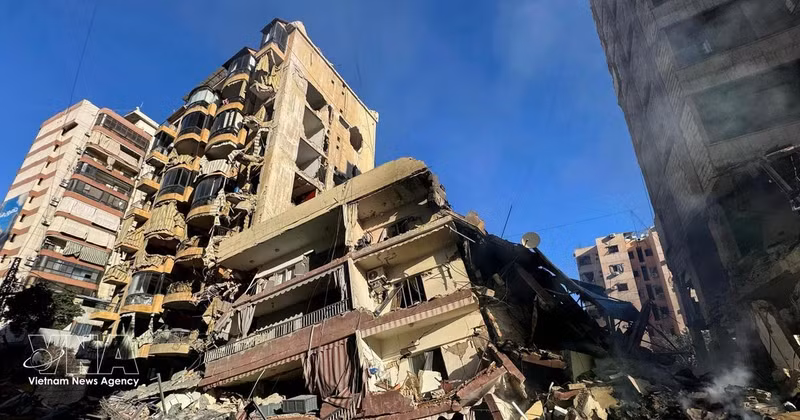 Escenas de destrucción tras los ataques aéreos de Israel contra la zona de Aisha Bakkar, en el centro de Beirut, Libano. (Fuente: VNA)