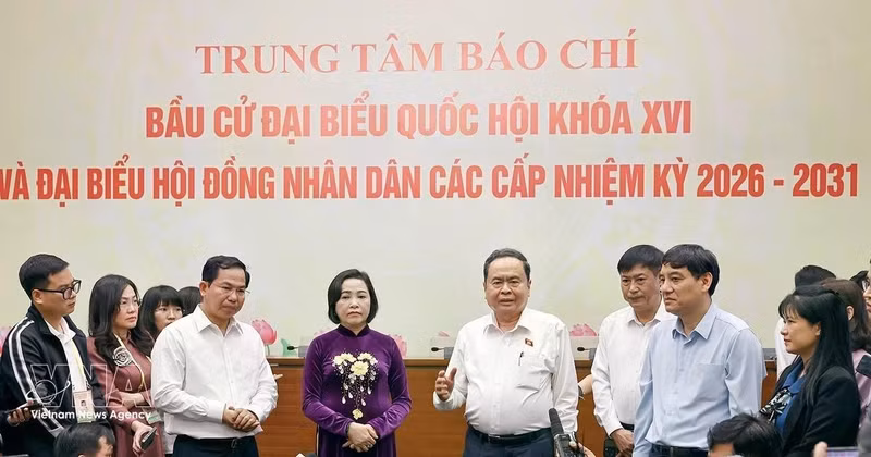 El presidente de la Asamblea Nacional (AN) y del Consejo Electoral Nacional (CEN), Tran Thanh Man, visita el centro de prensa. (Fuente: VNA)