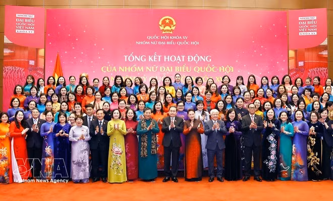 El presidente de la Asamblea Nacional de Vietnam, Tran Thanh Man, con diputadas de la XV Legislatura. (Foto: VNA)