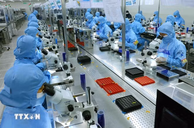 Una línea de producción de módulos de cámara y componentes electrónicos para exportación en una empresa con inversión extranjera. (Foto: VNA)