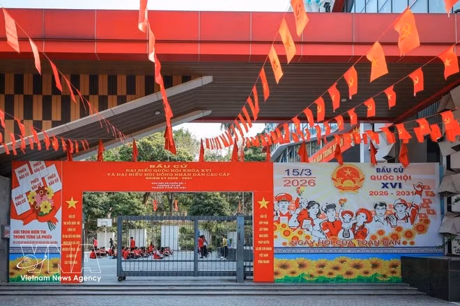 La Escuela Secundaria Chu Van An, que sirve como Centro de Votación Número 1 en el distrito de Tay Ho de Hanoi, está decorada con banderas nacionales, carteles y pancartas para conmemorar el día de las elecciones. (Foto: VNA)
