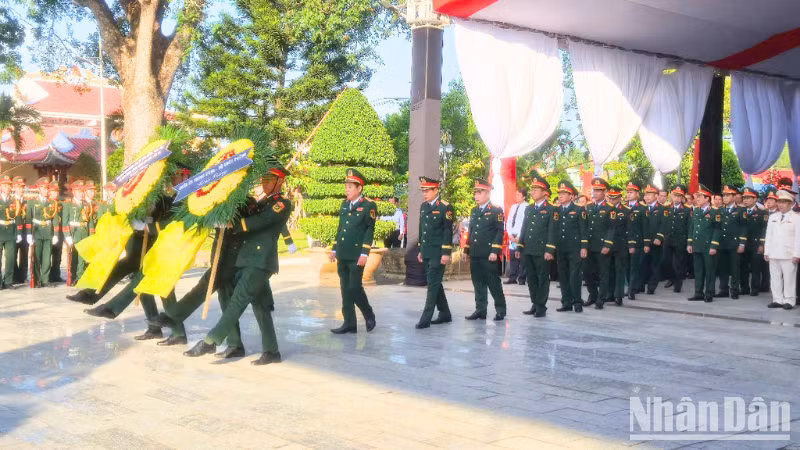 Ceremonia de homenaje póstumo. (Foto: Van Ut)