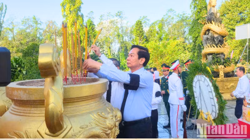 El miembro del Comité Central del Partido Comunista de Vietnam, secretario del Comité del Partido de la ciudad y jefe de la delegación de diputados de la Asamblea Nacional de Can Tho, Do Thanh Binh, ofrece incienso en la ceremonia. (Foto: Van Ut)
