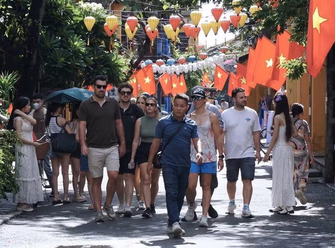 Tusitas extranjeros visitan el casco antiguo de Hoi An (Foto: VNA)