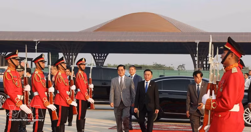 El miembro del Buró Político y miembro permanente del Secretariado del Comité Central del Partido Comunista de Vietnam (PCV), Tran Cam Tu, parte del Aeropuerto Tecno, concluyendo con éxito su visita al Reino de Camboya. (Foto: VNA)