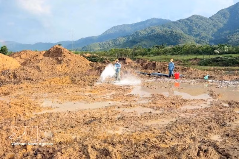 Tratamiento de tierras contaminadas con dioxinas en el aeropuerto A So (Foto: VNA)