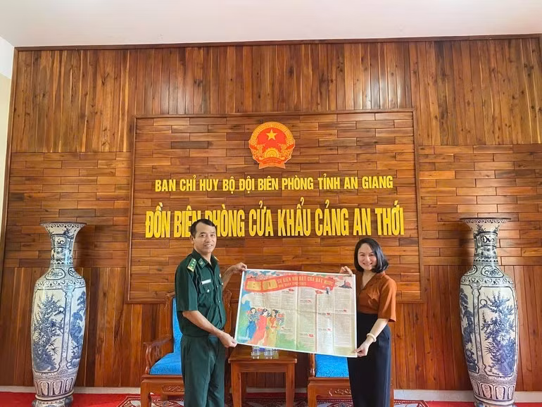 El teniente coronel Luu Quang Muoi, comisario político de la estación de guardia fronteriza, recibe el suplemento del periódico Nhan Dan publicado en ocasión del 80º aniversario de la Revolución de Agosto y el Día Nacional.