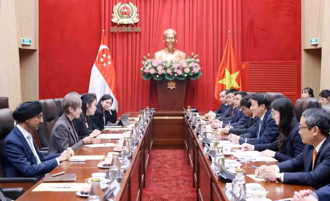 El general Luong Tam Quang, miembro del Buró Político del Partido Comunista de Vietnam (PCV) y ministro de Seguridad Pública, en diálogo con Josephine Teo, ministra de Desarrollo Digital e Información de Singapur (Foto: VNA)