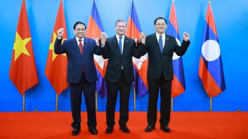 El primer ministro de Vietnam, Pham Minh Chinh, se reúne el 6 de febrero con sus homólogos de Camboya, Hun Manet, y de Laos, Sonexay Siphandone, durante el Encuentro de Alto Nivel entre el Partido Popular de Camboya, el Partido Comunista de Vietnam y el Partido Popular Revolucionario de Laos (Foto: Duong Giang/VNA)