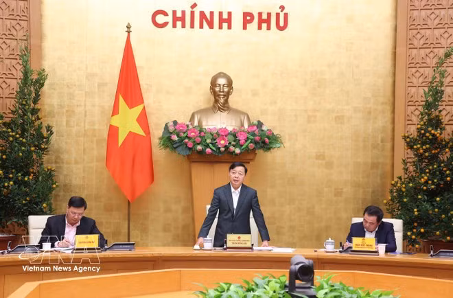 El viceprimer ministro de Vietnam Tran Hong Ha, jefe del Comité Directivo Nacional para la lucha contra la pesca ilegal, no declarada y no reglamentada (INDNR), preside la 31ª reunión del Comité. (Foto: VNA)