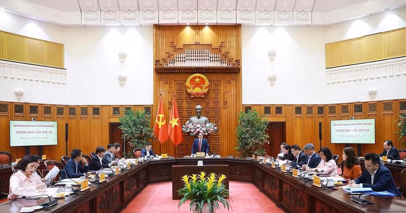 El primer ministro de Vietnam, Pham Minh Chinh, en su calidad de jefe del Comité Directivo Nacional para la Inclusión Financiera, preside la tercera reunión del organismo. (Foto: VNA)