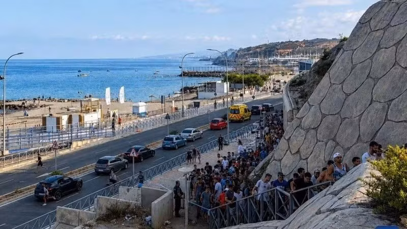 Inmigrantes cruzan ilegalmente la frontera para entrar en Ceuta, territorio español en el norte de África, el 30 de julio de 2026. (Foto: Xinhua)