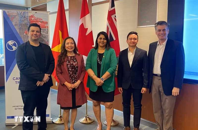 El profesor asociado Dang Duc Huy (segundo desde la derecha) junto con otros delegados en el Foro de cooperación en inversión y comercio agrícola entre Vietnam y Canadá. (Foto: VNA)