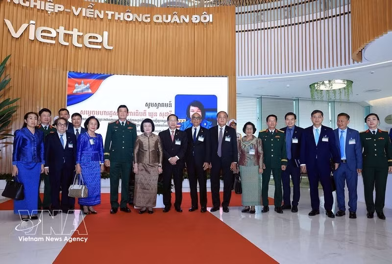 La presidenta de la Asamblea Nacional de Camboya, Samdech Khuon Sudary, y delegados. (Fuente: VNA)