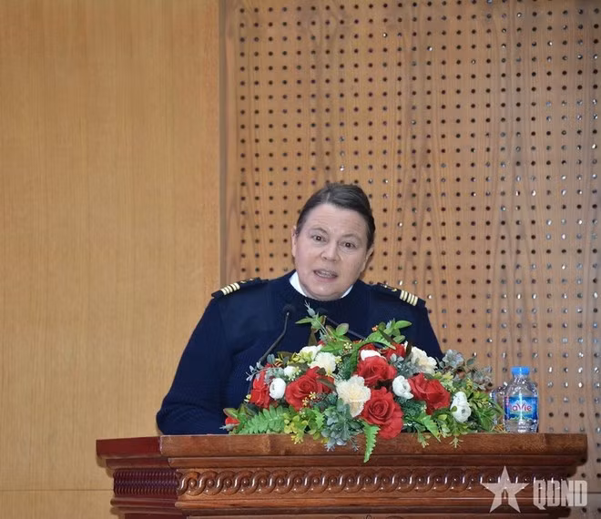 La coronel Anne Brun, agregada de Defensa de Francia en Vietnam, habla en el evento. (Fuente: QDND.VN)