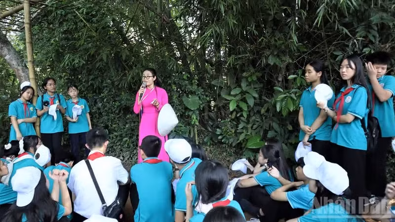 En ocasión del 20º aniversario de la fundación de la Organización de Jóvenes Pioneros en mayo de 1961, el Presidente Ho Chi Minh envió a los niños vietnamitas cinco enseñanzas sagradas: “Amen a la patria, amen al pueblo; estudien bien, trabajen bien; mantengan buena unión y disciplina; preserven muy bien la higiene; sean modestos, honestos y valientes”.