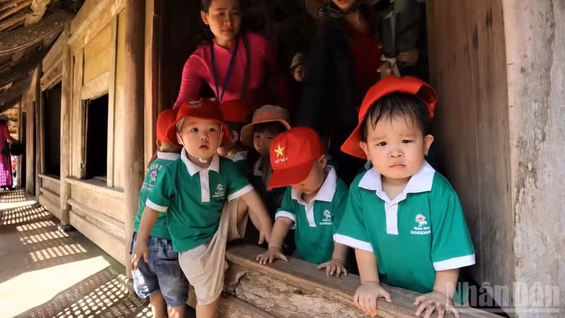 Según el tío Ho, para cuidar y educar a los niños y adolescentes para que se vuelvan buenos ciudadanos, se necesitan buenos métodos y una educación adecuada.
