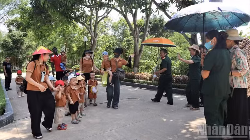 El emotivo momento en que veteranos de guerra y los pequeños coinciden en la tierra natal del querido Tío Ho.