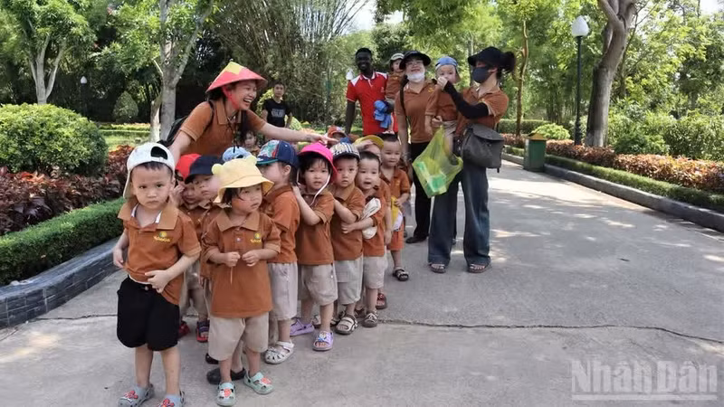 Los maestros y maestras orientan a los niños.