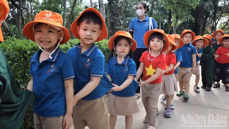 Los niños visitan la tierra natal del Tío Ho.