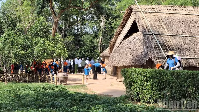 Los visitantes recorren la casa del padre del Presidente Ho Chi Minh, el señor Nguyen Sinh Sac. En los exámenes imperiales de 1901, este obtuvo el segundo lugar y el título de Pho bang, siendo la primera persona de la Aldea Sen (actual comuna de Kim Lien) en alcanzar un alto rango académico. Este lugar también conserva el recuerdo de las dos visitas del Presidente Ho Chi Minh a su tierra natal, el 16 de junio de 1957 y el 9 de diciembre de 1961.