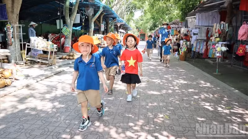 Los pequeños llevan sombreros para protegerse del sol.