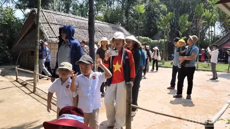 En una carta dirigida a la Conferencia Nacional de Responsables de la Infancia, celebrada el 25 de agosto de 1950, el Presidente Ho Chi Minh escribió: “La educación infantil es una ciencia. Hay que enseñar a los niños a amar la patria, amar a sus compatriotas, amar el trabajo, mantener la higiene, respetar la disciplina y estudiar cultura. Al mismo tiempo, debemos preservar su alegría, vivacidad, naturalidad y espíritu juvenil, sin hacer que se vuelvan prematuramente serios”.