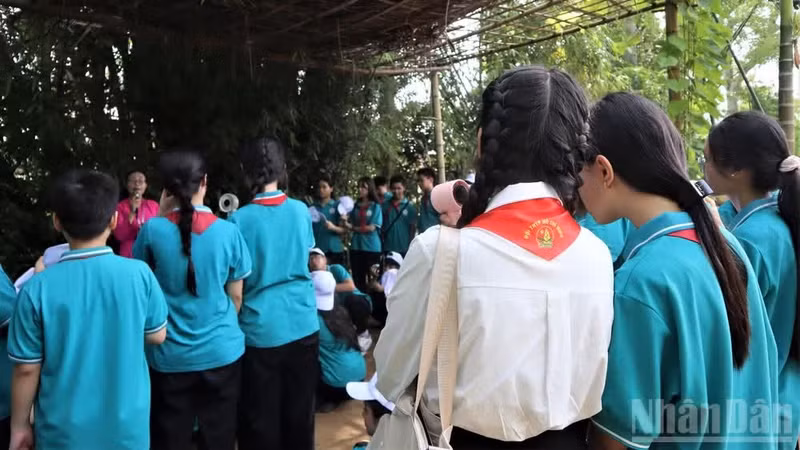 Los estudiantes escuchan las historias sobre el Presidente Ho Chi Minh y su familia.