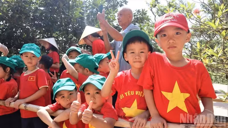 Sus versos dedicados a los niños están llenos de ternura y cariño: “Los niños son como brotes en las ramas; si saben comer, dormir y estudiar, son buenos niños”.