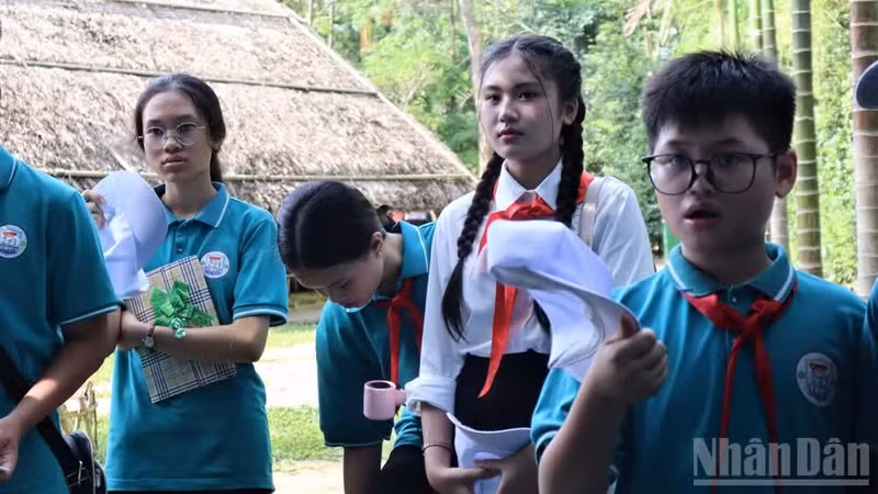 Si la Aldea Sen fue el lugar donde el padre del Presidente Ho Chi Minh regresó tras aprobar los exámenes imperiales, la aldea Hoang Tru fue donde emitió su primer llanto al nacer.