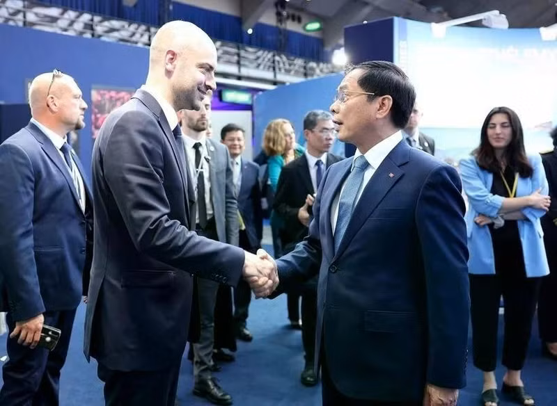 El ministro para Europa y Asuntos Exteriores de Francia, Jean Noel Barrot, y el viceprimer ministro y canciller de Vietnam, Bui Thanh Son. (Fuente: VNA)