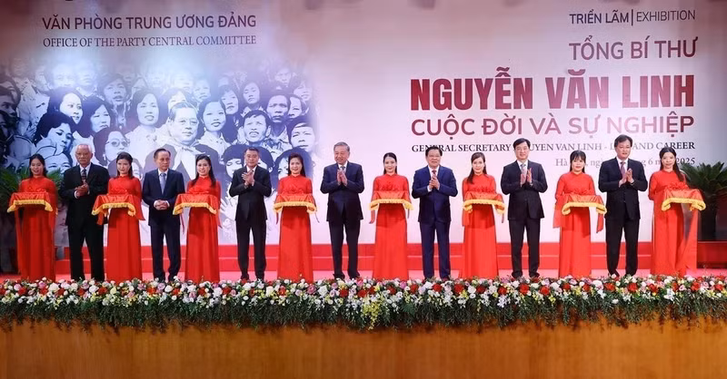 El secretario general del Partido Comunista de Vietnam, To Lam, asiste a la inauguración de la Exposición “Secretario general Nguyen Van Linh: Vida y trayectoria”. (Fuente: VNA) 