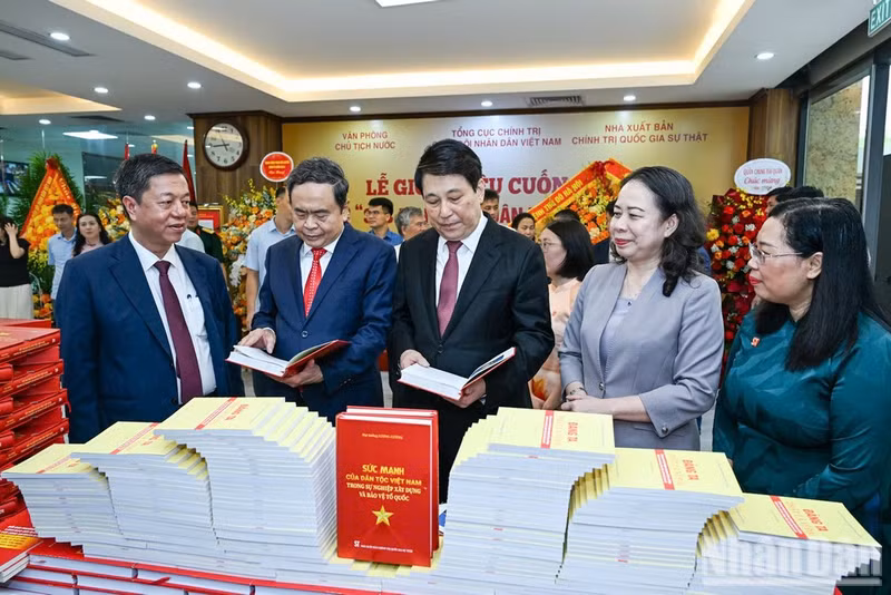 El presidente de la Asamblea Nacional de Vietnam, Tran Thanh Man, asiste a la ceremonia de presentación del libro. (Foto: nhandan.vn)