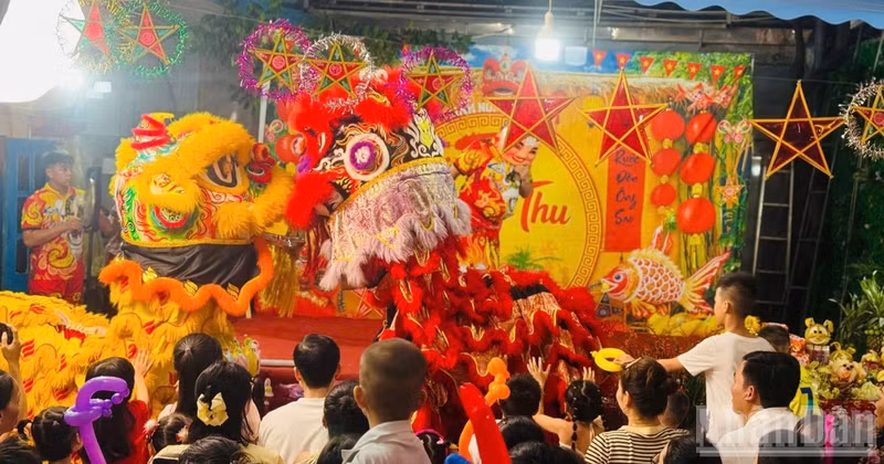 La danza del león es siempre uno de los espectáculos que despiertan mayor entusiasmo entre niños y padres. (Foto: HNV)