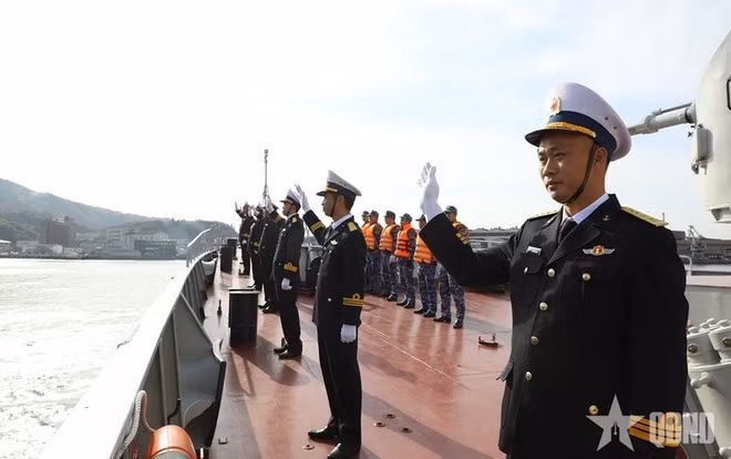 El buque 015-Tran Hung Dao y la delegación de la Armada Popular de Vietnam zarpan del puerto de Kure, en la prefectura de Hiroshima, el 10 de diciembre. (Foto: qdnd.vn)
