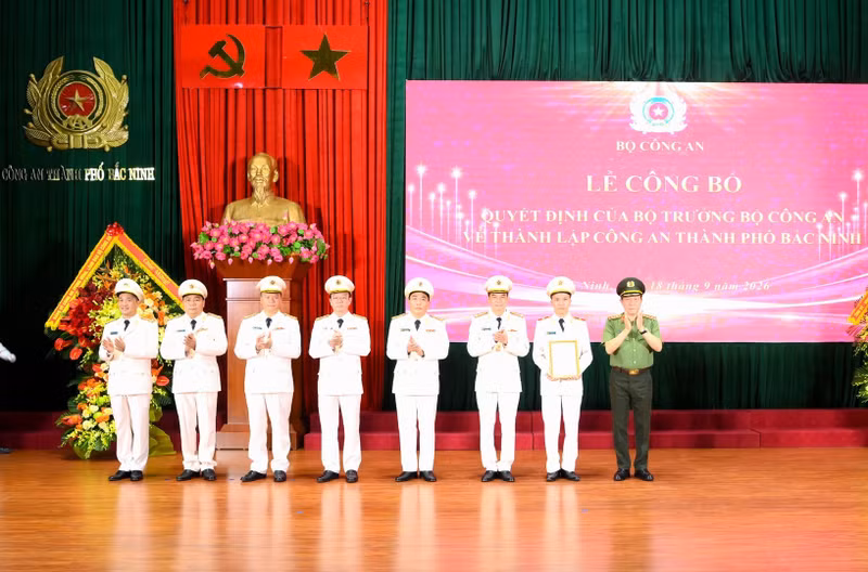 El general Luong Tam Quang, ministro de Seguridad Pública, presenta la decisión y felicita a la policía de la ciudad de Bac Ninh. (Foto: bocongan.gov.vn)