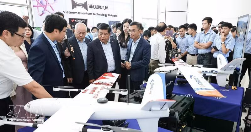 El Viceprimer Ministro Nguyen Chi Dung visita el stand de exhibición del Horus P02, un dispositivo aéreo de observación de largo alcance, en el Parque de Alta Tecnología de Hoa Lac (Hanói). (Foto: VNA)