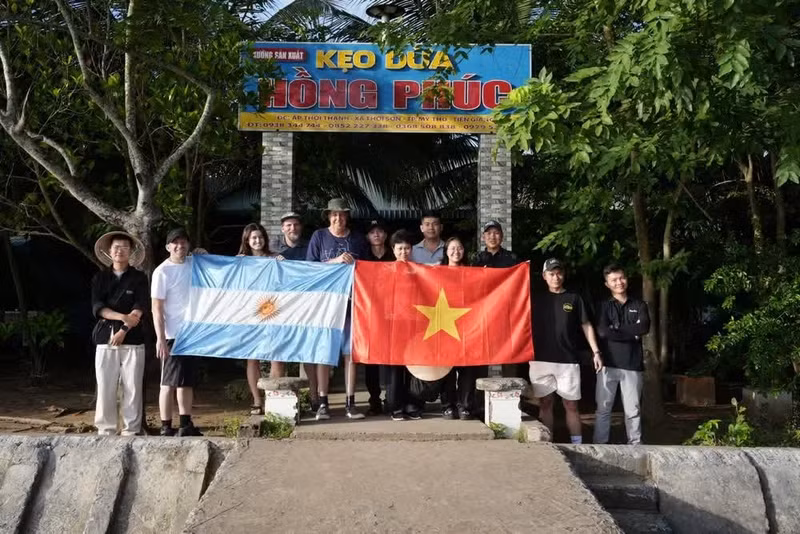 El equipo de la película A Price We Have to Pay en Vietnam