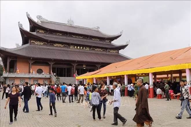 Turistas visitan la pagoda Bai Dinh (Foto. VNA)