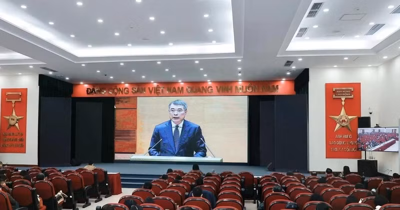Le Minh Hung, miembro del Buró Político, secretario del Comité Central y jefe de su Comisión de Organización, habla en el evento. (Fuente: VNA)
