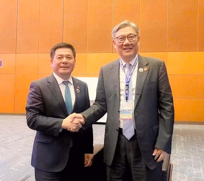 El ministro de Industria y Comercio de Vietnam, Nguyen Hong Dien, y el ministro de Comercio de China, Wang Wentao, (Fuente: VNA)